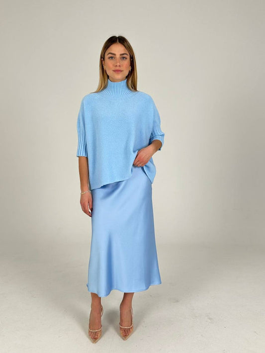 Midi utsvinget skjørt i ensfarget stoff med middels høyt liv