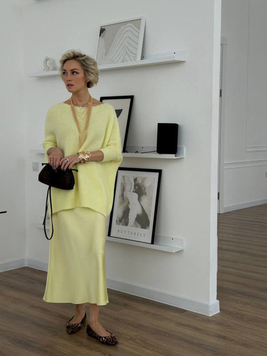 Midi utsvinget skjørt i ensfarget stoff med middels høyt liv