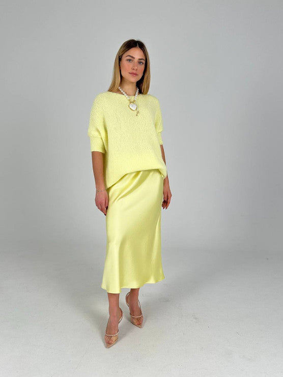 Midi utsvinget skjørt i ensfarget stoff med middels høyt liv