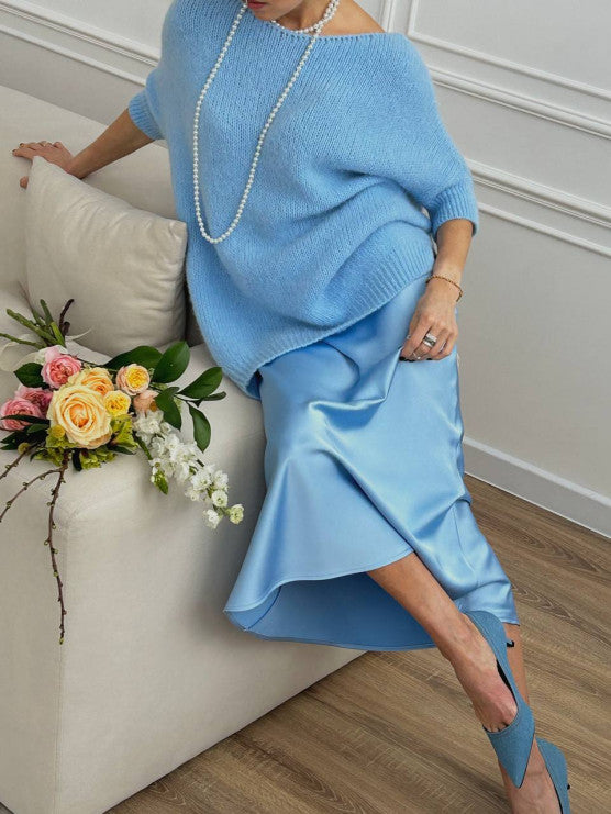 Midi utsvinget skjørt i ensfarget stoff med middels høyt liv