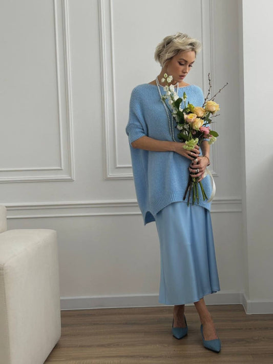 Midi utsvinget skjørt i ensfarget stoff med middels høyt liv