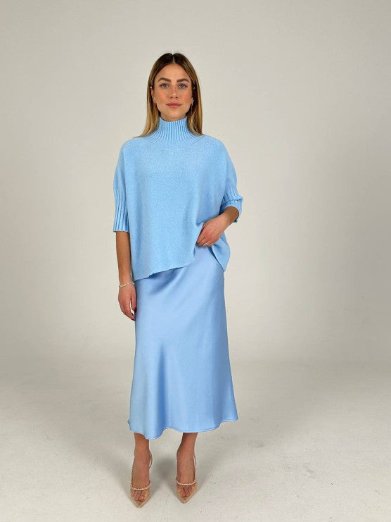 Midi utsvinget skjørt i ensfarget stoff med middels høyt liv