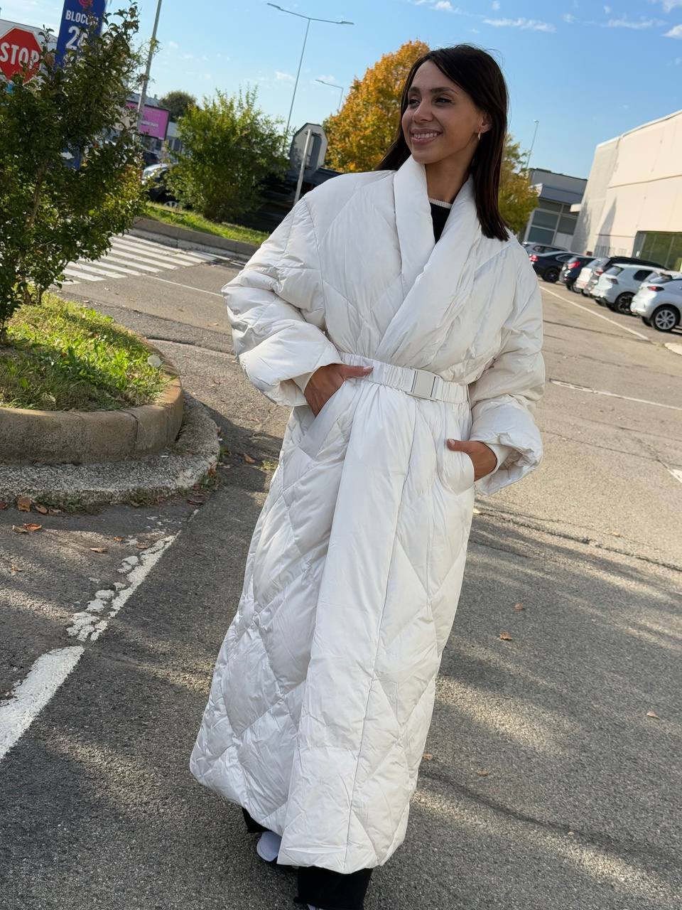 Lang, vattert dunjakke med elegant silhuett