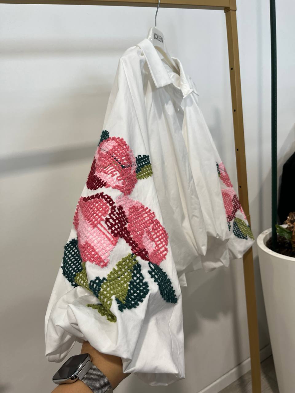 Oversized Bomullsskjorte med Ballongfald og Rosebroderi