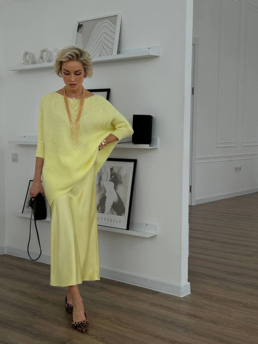 Midi utsvinget skjørt i ensfarget stoff med middels høyt liv