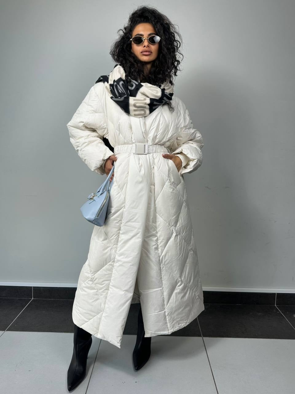 Lang, vattert dunjakke med elegant silhuett