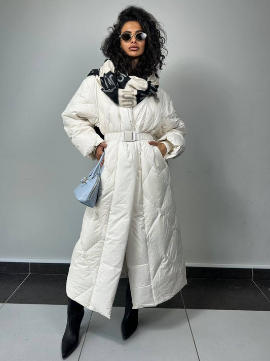 Lang, vattert dunjakke med elegant silhuett