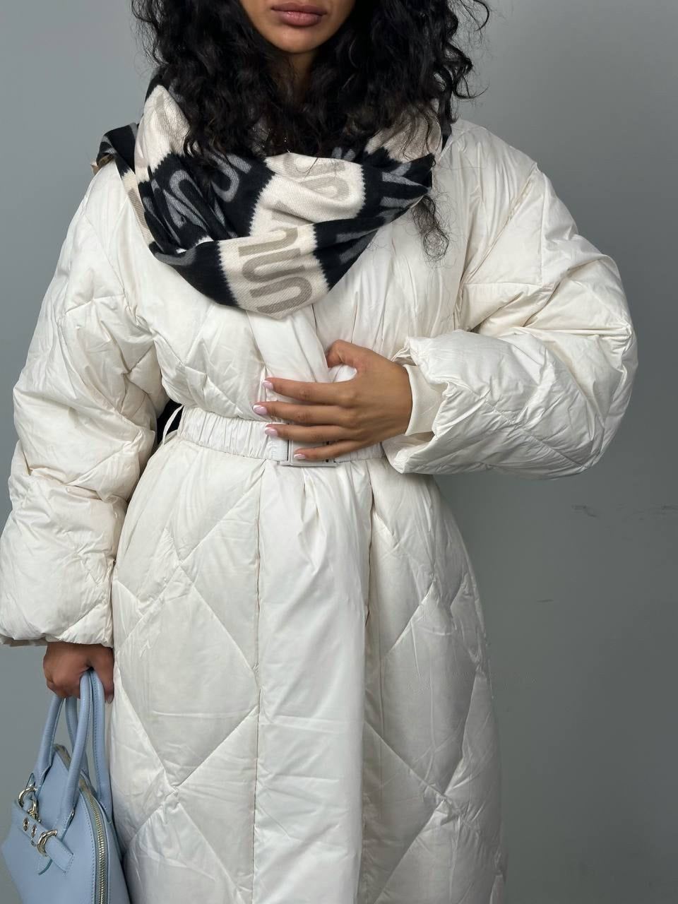 Lang, vattert dunjakke med elegant silhuett