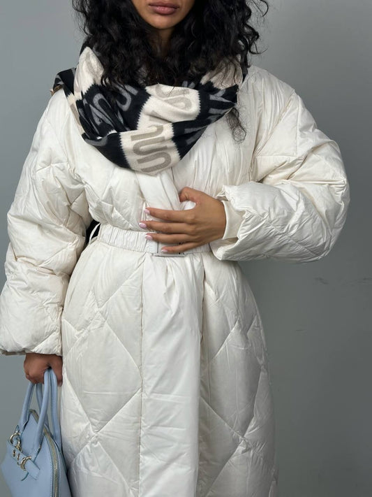 Lang, vattert dunjakke med elegant silhuett